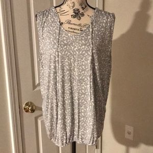 Loft sleeveless scoop neck shirt!